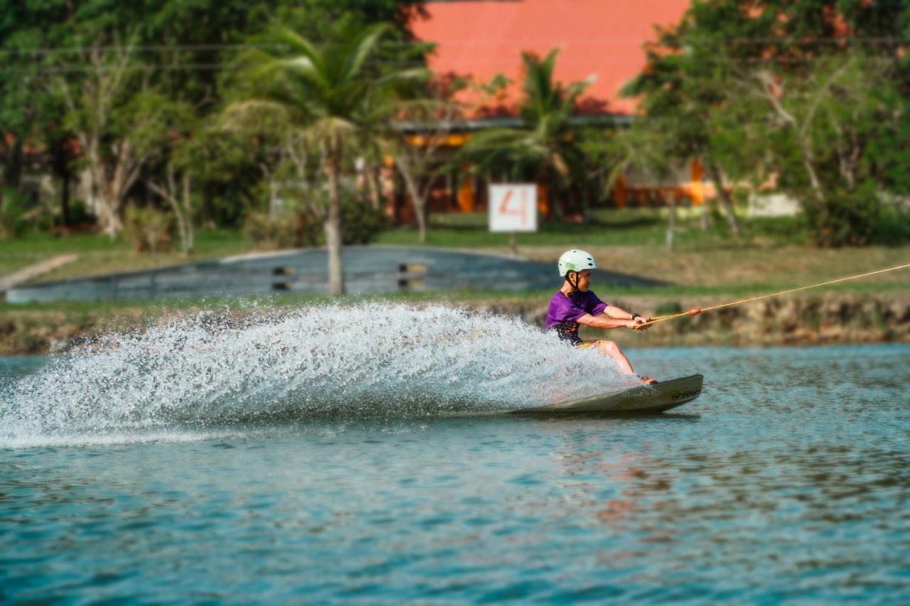 Harris Resort Batam Waterfront Sekupang Εξωτερικό φωτογραφία