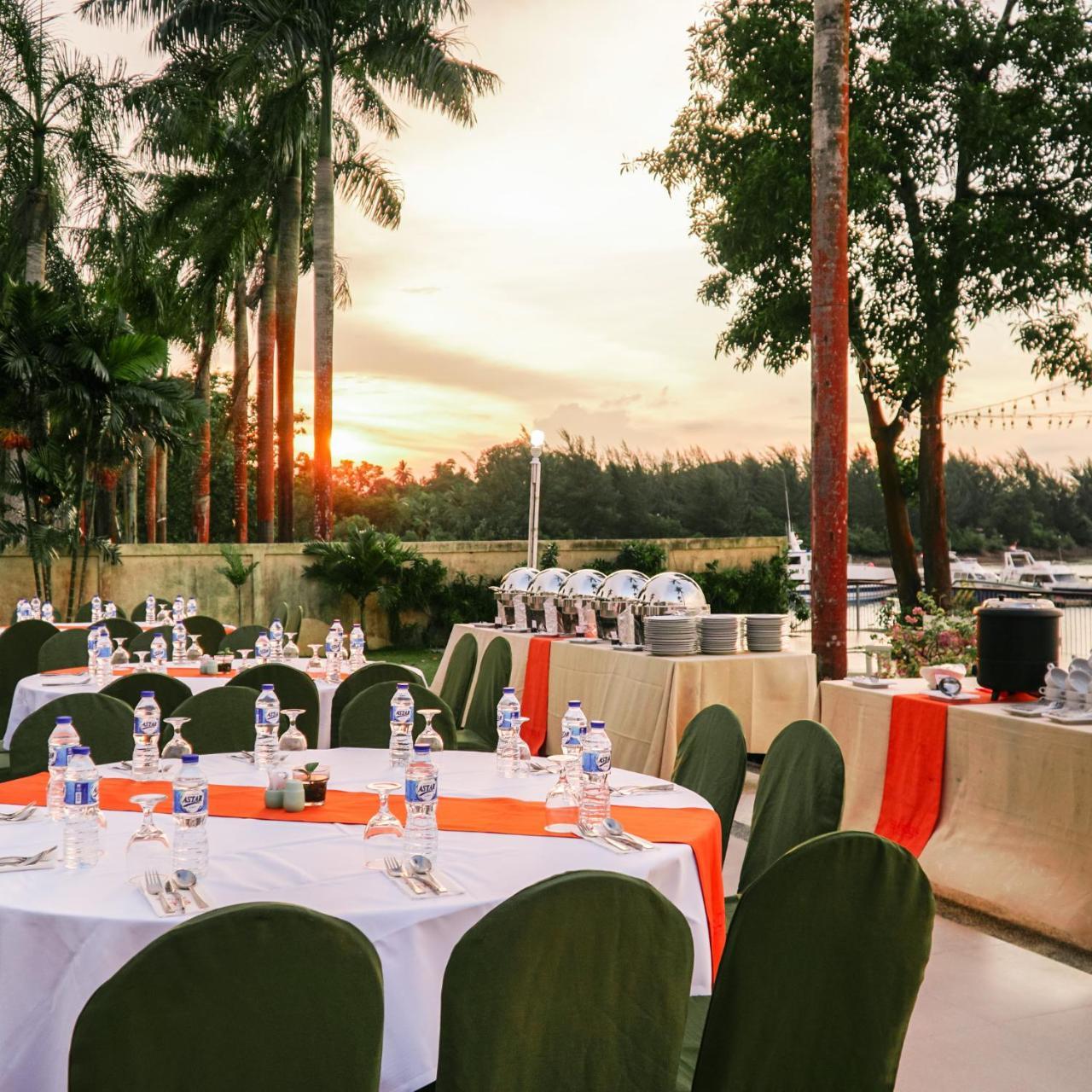 Harris Resort Batam Waterfront Sekupang Εξωτερικό φωτογραφία